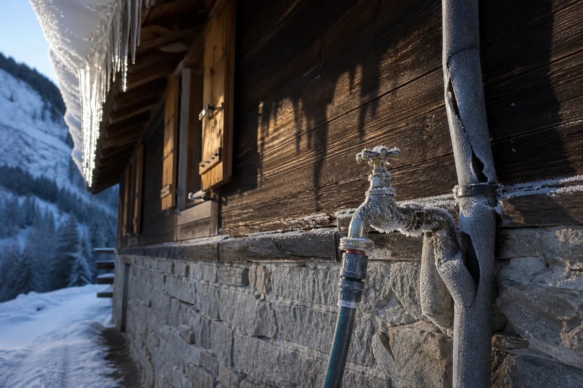 Chalets de Combloux en balcon plein sud, toitures enneigées face à la chaîne du Mont-Blanc